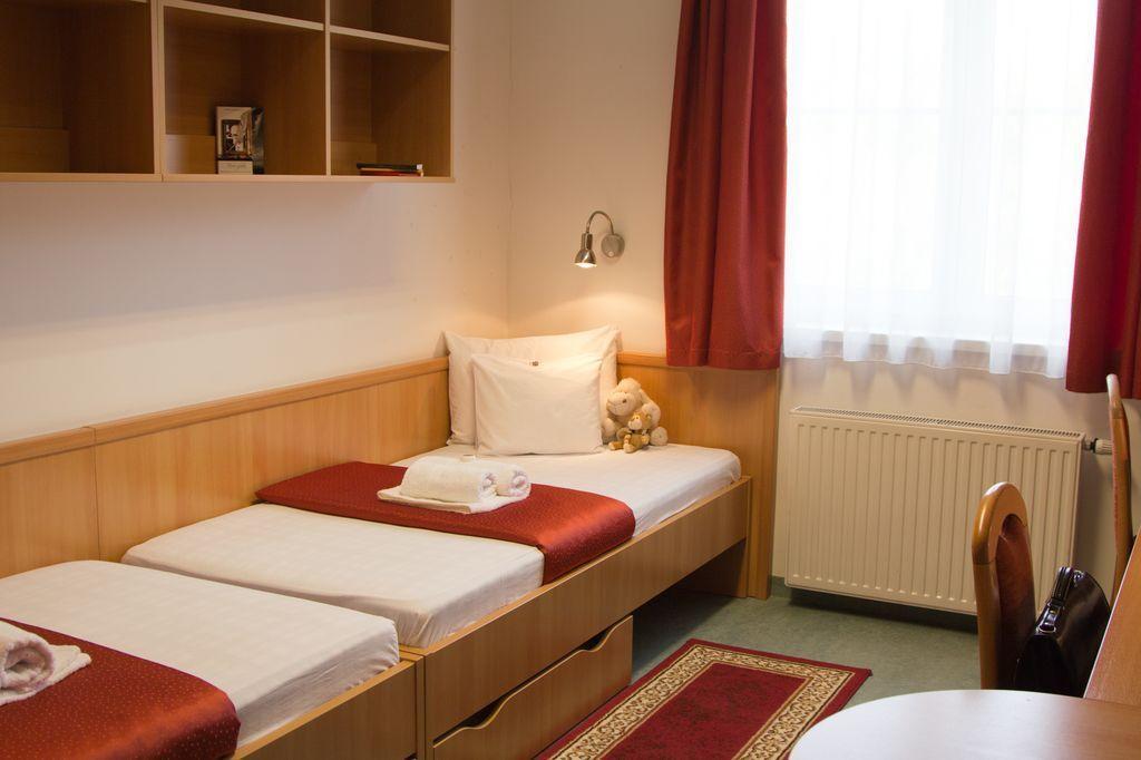 Uni-Hotel Diákotthon Miskolc Habitación foto